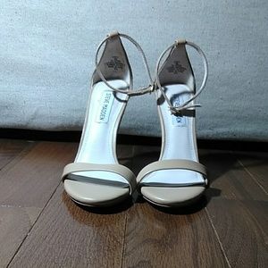 Used- Steve Madden Nude Heels size 6M